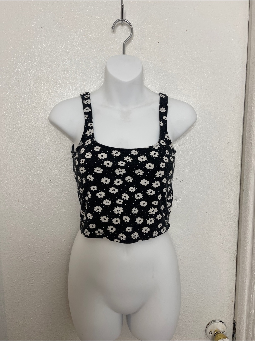 FOREVER 21 Black Floral Square-Neck Crop Tank Top